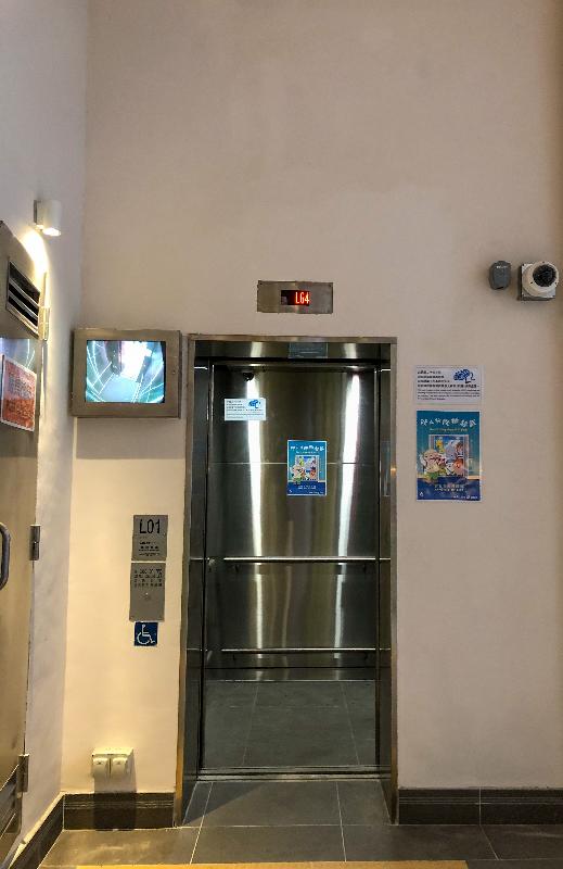 Ruttonjee Hospital announced today (March16 ) the reopening of the entrance adjacent to 55 Wan Chai Road upon completion of construction of barrier-free access to improve convenience and comfort. Photo shows the lift of Ruttonjee Hospital to improve barrier-free access for patients.