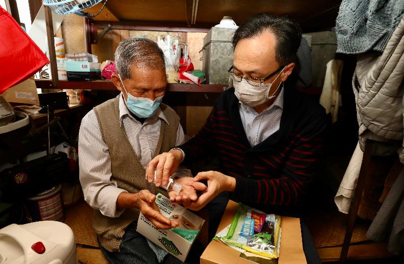 The Secretary for Constitutional and Mainland Affairs, Mr Patrick Nip, went to Sham Shui Po today (March 19) and paid visits to three families. Photo shows Mr Nip (right) visiting an elderly singleton and giving him anti-epidemic packs which includes masks, alcohol-based handrub and alcoholic pads. 
