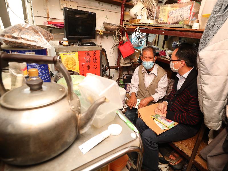 The Secretary for Constitutional and Mainland Affairs, Mr Patrick Nip (right), visited an elderly singleton in Sham Shui Po today (March 19) to listen to his sharing on the impact of the epidemic on his daily life.
