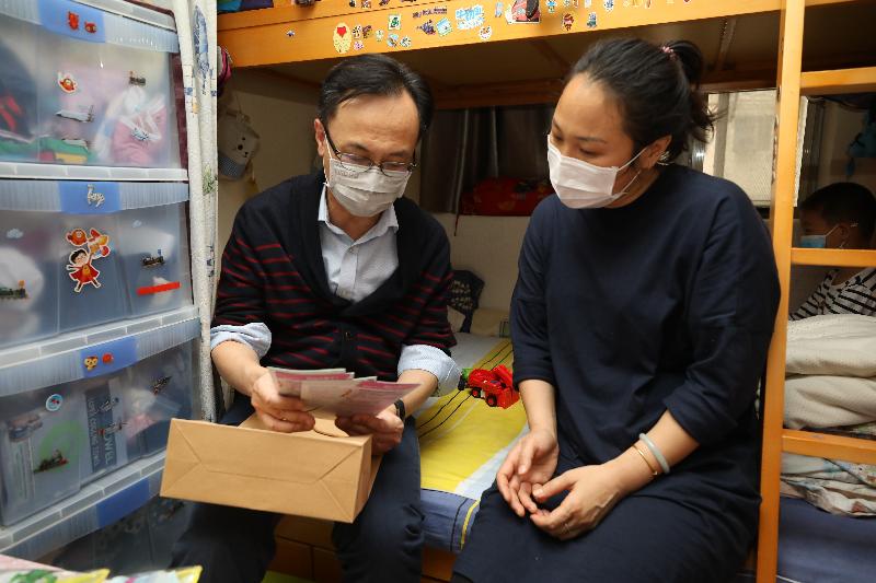 The Secretary for Constitutional and Mainland Affairs, Mr Patrick Nip (left), visited a new-arrival family in Sham Shui Po today (March 19) and distributed anti-epidemic pamphlets to the family to promote awareness on preventive measures.
