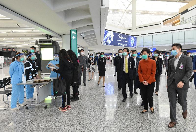 行政長官林鄭月娥（右二）在香港機場管理局行政總裁林天福（右三）陪同下，今日（三月十九日）下午到香港國際機場，視察由今日凌晨起向所有從海外國家／屬地抵港的人士實施強制檢疫措施的情況。
