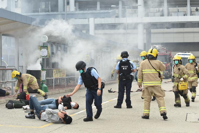 The inter-departmental counter-terrorism exercise "CATCHMOUNT" organised by the Inter-departmental Counter Terrorism Unit was held today (March 20) at Lok Ma Chau Spur Line Control Point. Picture shows the injured under first aid treatment.
