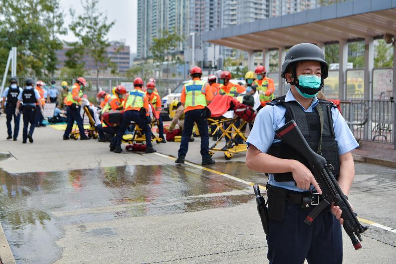 The inter-departmental counter-terrorism exercise "CATCHMOUNT" organised by the Inter-departmental Counter Terrorism Unit was held today (March 20) at Lok Ma Chau Spur Line Control Point. Picture shows Police officers cordoning off the scene and the injured under first aid treatment.