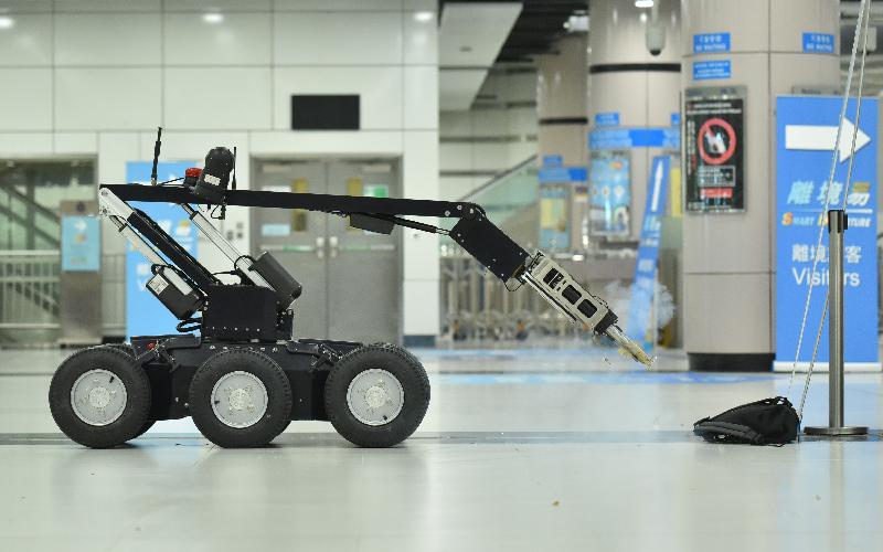 The inter-departmental counter-terrorism exercise "CATCHMOUNT" organised by the Inter-departmental Counter Terrorism Unit was held today (March 20) at Lok Ma Chau Spur Line Control Point. Picture shows police officers of Explosive Ordnance Disposal Bureau deploying a bomb disposal robot to neutralise a suspicious object.