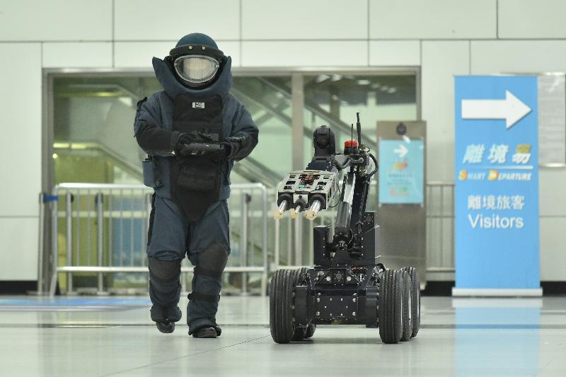 The inter-departmental counter-terrorism exercise "CATCHMOUNT" organised by the Inter-departmental Counter Terrorism Unit was held today (March 20) at Lok Ma Chau Spur Line Control Point. Picture shows police officers of Explosive Ordnance Disposal Bureau deploying a bomb disposal robot to neutralise a suspicious object.  