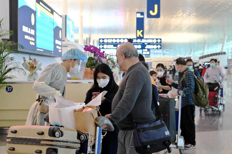 特区政府今日（三月二十五日）安排第二批专机，接载滞留在湖北省的香港居民回港。图示乘坐首班专机回港的港人在武汉天河国际机场排队准备登记。