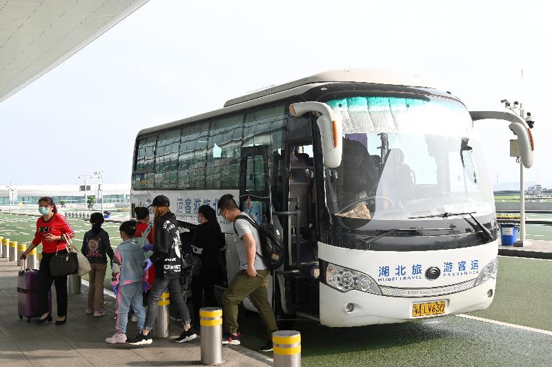 特區政府今日（三月二十五日）安排第二批專機，接載滯留在湖北省的香港居民回港。圖示乘坐今日第二架專機的港人抵達武漢天河國際機場。
