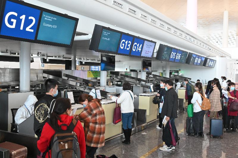 特区政府今日（三月二十五日）安排第二批专机，接载滞留在湖北省的香港居民回港。图示乘坐今日第二架专机的港人在武汉天河国际机场办理行李托运手续。