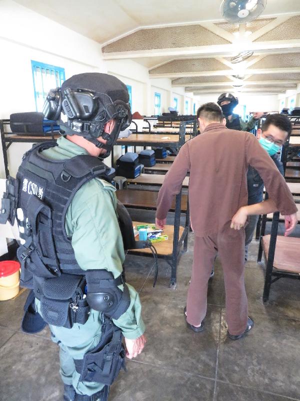 The Correctional Services Department (CSD) launched an operation to combat illicit activities at the Tai Lam Correctional Institution today (March 26). Photo shows the reinforcements conducting a surprise search on target persons in custody at the institution.