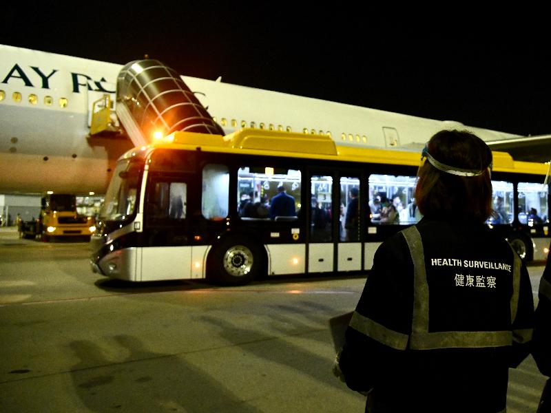 特区政府今日（三月二十六日）安排的第二批专机顺利接载277名滞留在湖北省的香港居民回港。