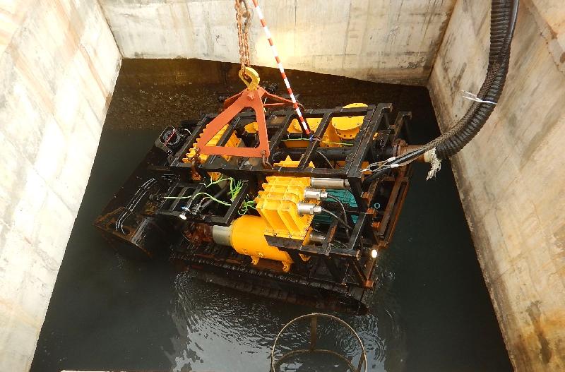 渠務署積極運用新科技，以提升工程及維修工作的效能與效率。圖示渠務署的遙控清淤機械人進入淹浸箱形雨水渠。

