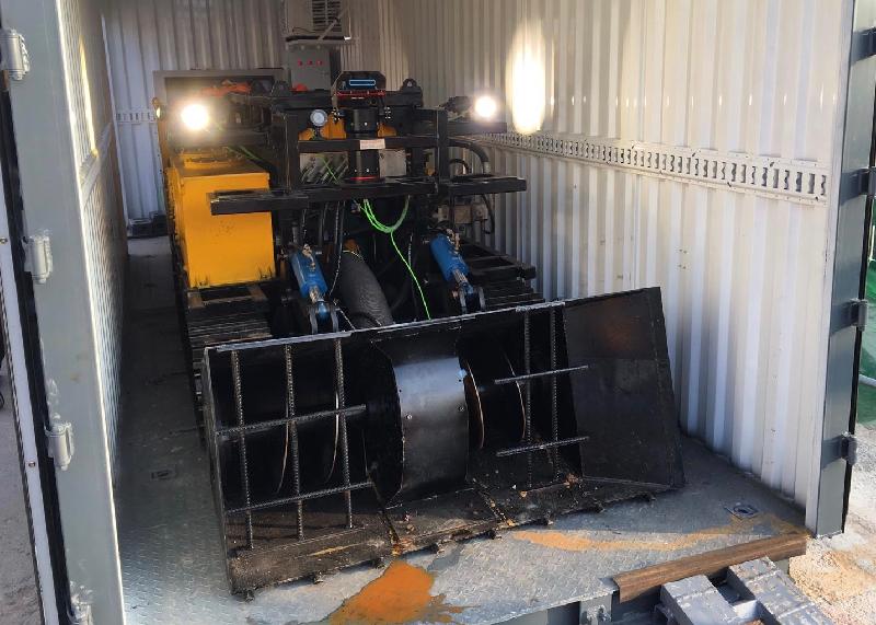 The Drainage Services Department (DSD) proactively incorporates new technologies to enhance the effectiveness and efficiencies of construction and maintenance works. Photo shows the new remote-controlled desilting robot recently procured by the DSD.
