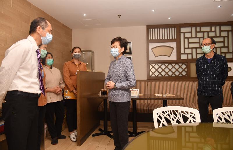 The Chief Executive, Mrs Carrie Lam, visited restaurants in a commercial building at Quarry Bay this afternoon (March 29) to inspect their implementation of various epidemic preventive measures in accordance with the requirements of the regulation which took effect from 6pm yesterday (March 28). Picture shows Mrs Lam (second right) chatting with the staff members.
