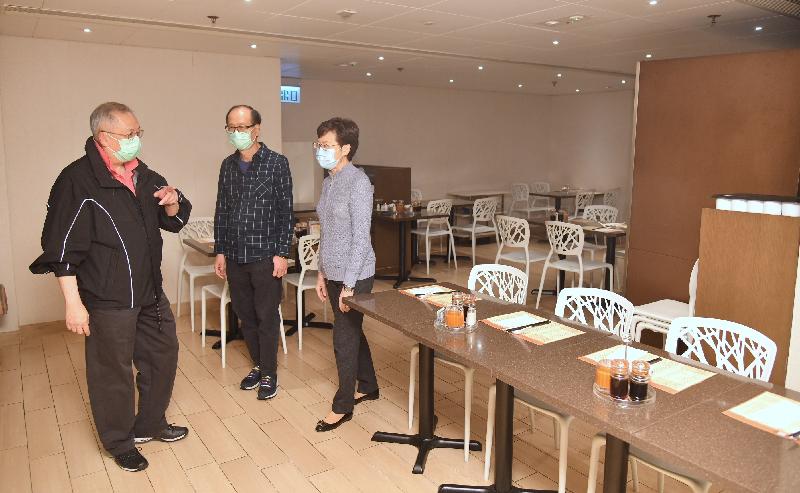 The Chief Executive, Mrs Carrie Lam (right), visited restaurants in a commercial building at Quarry Bay this afternoon (March 29) to inspect their implementation of various epidemic preventive measures in accordance with the requirements of the regulation which took effect from 6pm yesterday (March 28). Looking on is Executive Council member Mr Tommy Cheung (left).