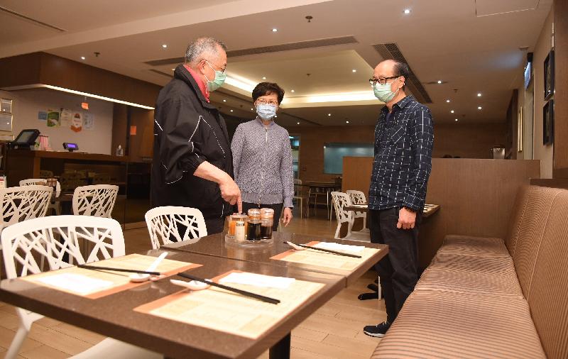 The Chief Executive, Mrs Carrie Lam (centre), visited restaurants in a commercial building at Quarry Bay this afternoon (March 29) to inspect their implementation of various epidemic preventive measures in accordance with the requirements of the regulation which took effect from 6pm yesterday (March 28). Looking on is Executive Council member Mr Tommy Cheung (left).