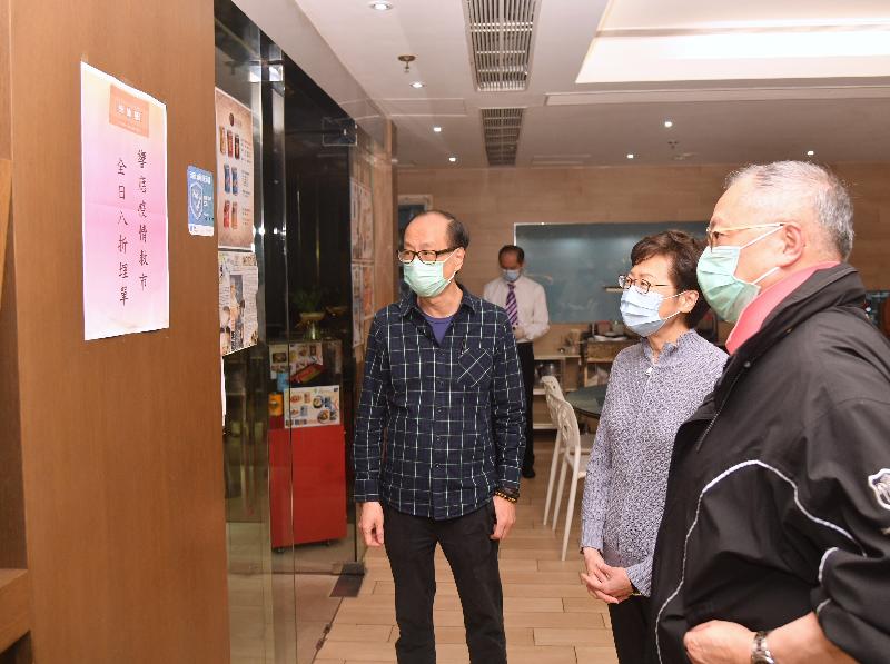 The Chief Executive, Mrs Carrie Lam (centre), visited restaurants in a commercial building at Quarry Bay this afternoon (March 29) to inspect their implementation of various epidemic preventive measures in accordance with the requirements of the regulation which took effect from 6pm yesterday (March 28). Looking on is Executive Council member Mr Tommy Cheung (right).