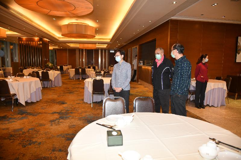 The Chief Executive, Mrs Carrie Lam (left), visited restaurants in a commercial building at Quarry Bay this afternoon (March 29) to inspect their implementation of various epidemic preventive measures in accordance with the requirements of the regulation which took effect from 6pm yesterday (March 28). Looking on is Executive Council member Mr Tommy Cheung (centre).
