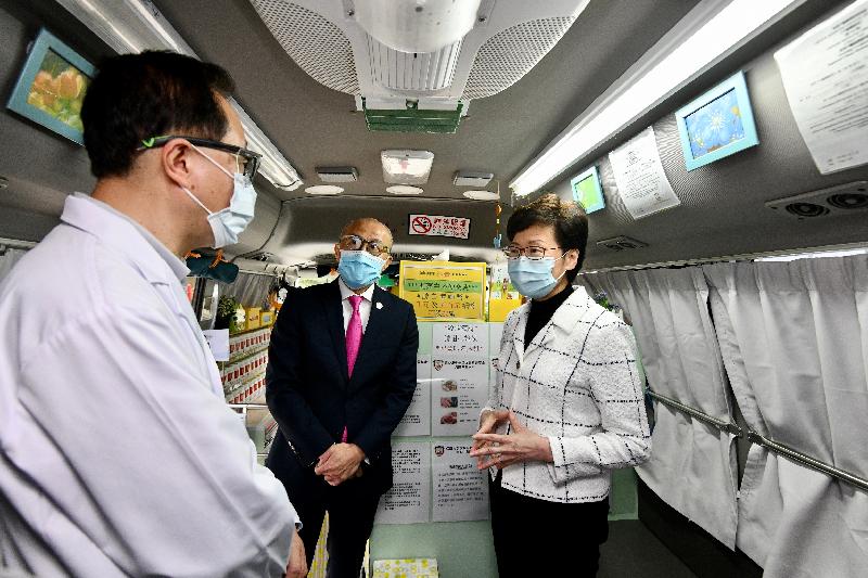 The Chief Executive, Mrs Carrie Lam, went to the headquarters of Po Leung Kuk in Causeway Bay this afternoon (March 31) to visit its mobile Chinese medicine clinic and learn about its work in supporting the underprivileged during the epidemic. Photo shows Mrs Lam (right) chatting with the stationed Chinese medicine practitioner.