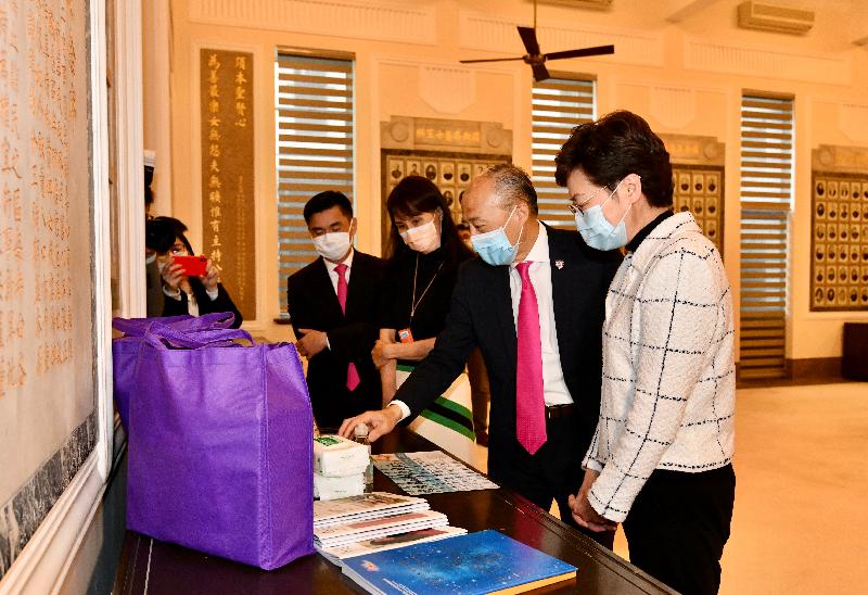 The Chief Executive, Mrs Carrie Lam, went to the headquarters of Po Leung Kuk (PLK) in Causeway Bay this afternoon (March 31) to visit its mobile Chinese medicine clinic and learn about its work in supporting the underprivileged during the epidemic. Photo shows Mrs Lam (first right) viewing anti-epidemic packs prepared by PLK for the underprivileged.