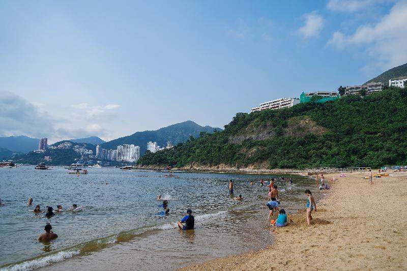 環境保護署今日（四月一日）公布《二○一九年香港泳灘水質年報》，顯示全港所有憲報公布泳灘水質連續十年全面符合細菌水質指標。圖示位於港島南區的南灣泳灘，其水質於二○一九年獲評為「良好」級別。