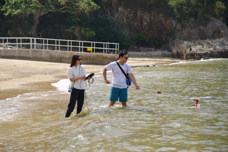 環境保護署（環保署）今日（四月一日）公布《二○一九年香港泳灘水質年報》。圖示環保署人員在泳灘實地抽取海水樣本及量度現場數據。
