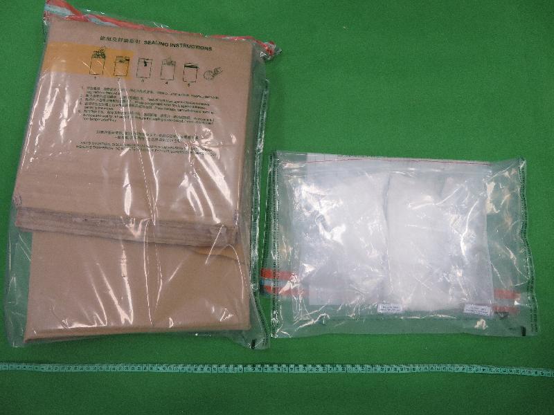 Hong Kong Customs seized about 1.5 kilograms of suspected methamphetamine with a total estimated market value of about $810,000 in two cases at Hong Kong International Airport and Lok Ma Chau Control Point on March 17 and 27 respectively. Photo shows the suspected methamphetamine of about 500 grams with an estimated market value of about $270,000 at Lok Ma Chau Control Point on March 27.