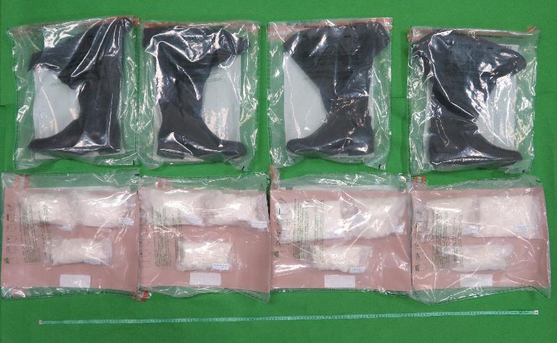 香港海關四月四日在香港國際機場檢獲約五公斤懷疑氯胺酮，估計市值約二百五十萬元。圖示檢獲的懷疑氯胺酮及用作收藏毒品的長靴。