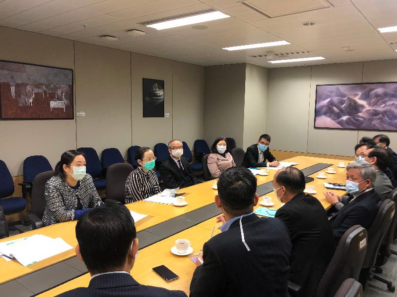 民政事務局局長劉江華（左排中）今日（四月九日）與物業管理、清潔及保安業界代表會面，就優化「防疫抗疫基金」下的「物業管理業界抗疫支援計劃」聽取意見。