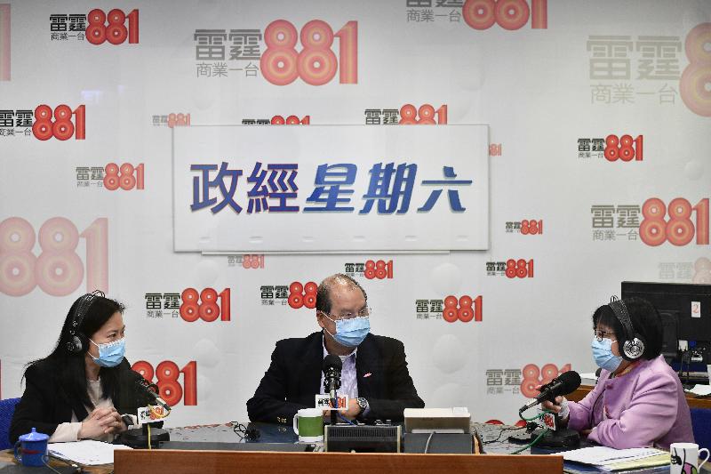 政務司司長張建宗（中）今早（四月十一日）出席商業電台節目「政經星期六」。
