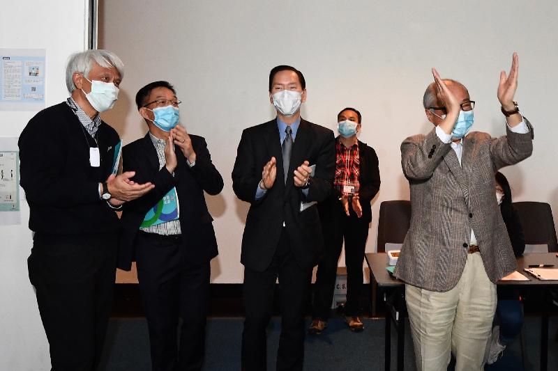 行政會議（行會）非官守議員今日（四月十五日）下午到訪政府資訊科技總監辦公室位於香港大會堂的家居檢疫控制中心。圖示行會成員為參與抗疫工作的中心人員打氣。