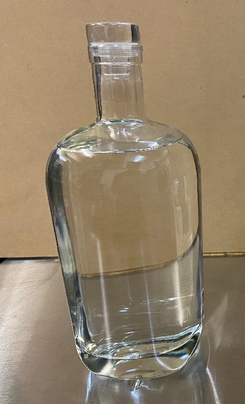 Hong Kong Customs yesterday (April 15) conducted an enforcement operation in Tsuen Wan and detected the first case ever of using imported gin from overseas to disguise as locally-distilled gin for sale. During the operation, a total of 3046 bottles of gin suspected to be involved with the case, a batch of labels and a set of still were seized with an estimated market value of about $1.5 million in total. Photo shows one of the seized bottles of gin without any label.