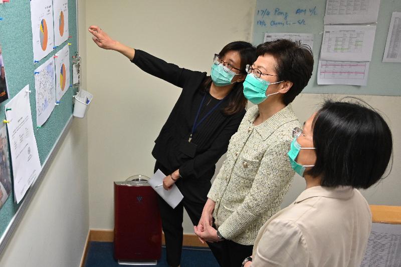 The Chief Executive, Mrs Carrie Lam (centre), visited the Social Welfare Department's Social Security Field Unit in Tseung Kwan O this afternoon (April 17) to encourage the department's personnel who have handled a large number of applications and enquiries in relation to social security programmes amid the epidemic in recent months. Photo shows Mrs Lam being briefed by a staff member on the work of the unit.