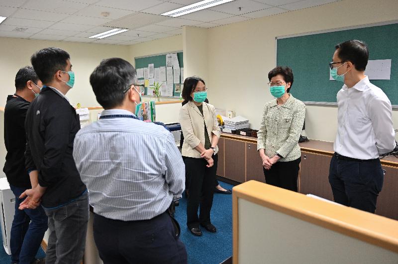 The Chief Executive, Mrs Carrie Lam (second right), visited the Social Welfare Department's Social Security Field Unit in Tseung Kwan O this afternoon (April 17) to encourage the department's personnel who have handled a large number of applications and enquiries in relation to social security programmes amid the epidemic in recent months. Photo shows Mrs Lam chatting with staff members of the unit.