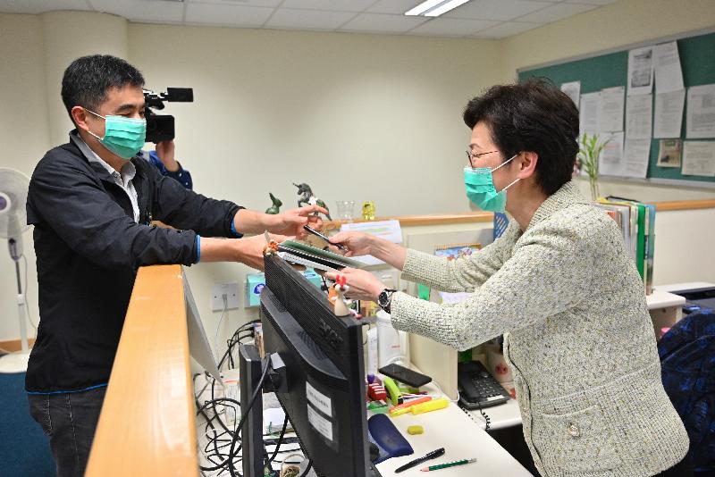 The Chief Executive, Mrs Carrie Lam (right), visited the Social Welfare Department's Social Security Field Unit in Tseung Kwan O this afternoon (April 17) to encourage the department's personnel who have handled a large number of applications and enquiries in relation to social security programmes amid the epidemic in recent months. Photo shows Mrs Lam, as requested by a colleague, giving her autograph on a book written by her some years ago.