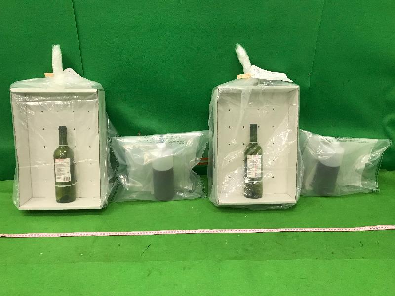 香港海關四月十五日在香港國際機場檢獲約兩公斤懷疑液態可卡因，估計市值約二百三十萬元。圖示檢獲的懷疑液態可卡因。
