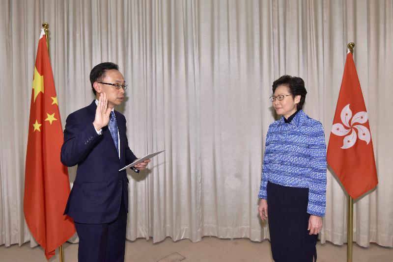 新任公務員事務局局長聶德權（左）今日（四月二十二日）在行政長官林鄭月娥（右）監誓下宣誓就職。
