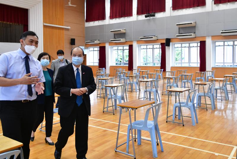 The Chief Secretary for Administration, Mr Matthew Cheung Kin-chung, today (April 22) visited Queen Elizabeth School to inspect the preparatory work and anti-epidemic precautionary measures of an examination centre for holding the Hong Kong Diploma of Secondary Education Examination. Photo shows Mr Cheung (front row, right), accompanied by the Under Secretary for Education, Dr Choi Yuk-lin (back row, first left), receiving a briefing by the Principal of Queen Elizabeth School, Mr Eric Chan (front row, left), in the school hall to understand the preparation required for an examination centre.