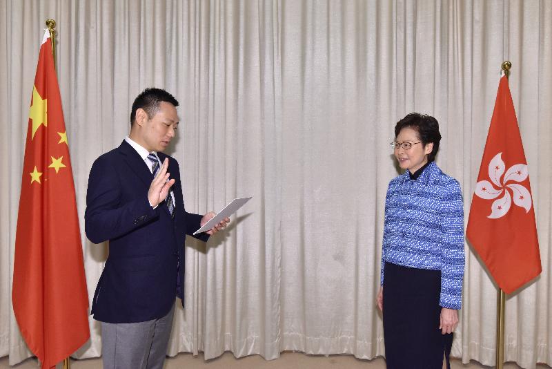 The new Secretary for Home Affairs, Mr Caspar Tsui (left), takes the oath of office, witnessed by the Chief Executive, Mrs Carrie Lam (right), today (April 22).
