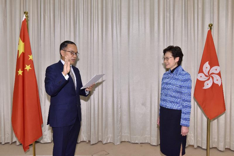 The new Secretary for Financial Services and the Treasury, Mr Christopher Hui (left), takes the oath of office, witnessed by the Chief Executive, Mrs Carrie Lam (right), today (April 22).