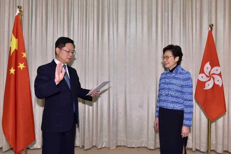 The new Secretary for Innovation and Technology, Mr Alfred Sit (left), takes the oath of office, witnessed by the Chief Executive, Mrs Carrie Lam (right), today (April 22).