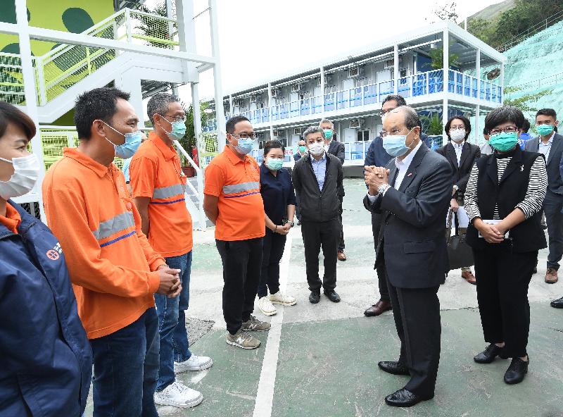 The Chief Secretary for Administration, Mr Matthew Cheung Kin-chung, today (April 23) visited the Junior Police Call Permanent Activity Centre at Pat Heung, Yuen Long, to inspect the newly developed quarantine units that will soon commence operation. Photo shows Mr Cheung (front row, second right) chatting with main contractor staff.
