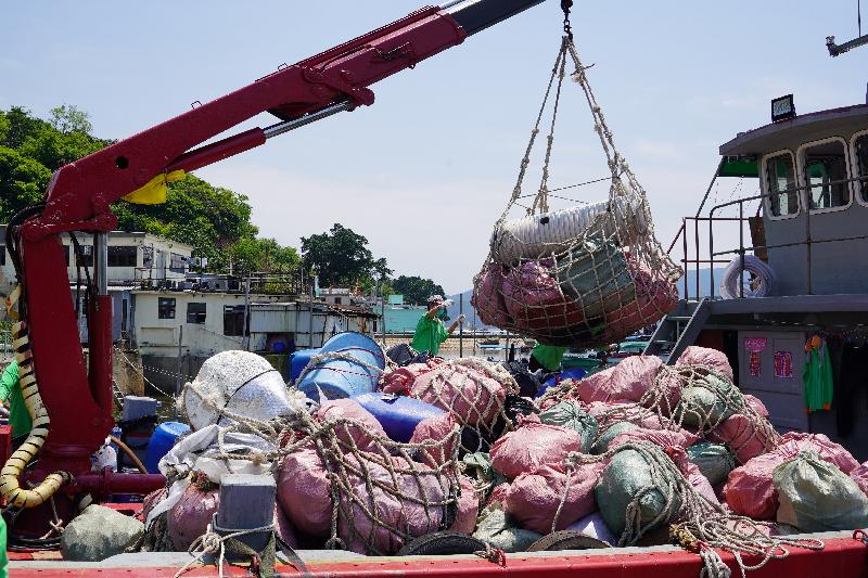 Various government departments together with a group of volunteers today (April 27) conducted a joint shoreline cleanup operation at the beach in Kung Pui Wan, Tap Mun. Photo shows the collected refuse packed and conveyed to the Marine Department's collection vessel in batches.