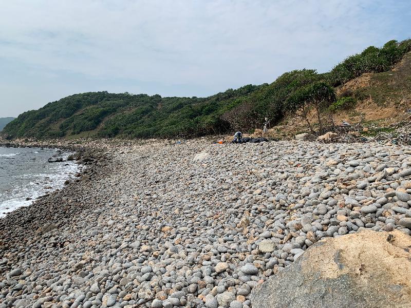 Various government departments together with a group of volunteers today (April 27) conducted a joint shoreline cleanup operation at the beach in Kung Pui Wan, Tap Mun. Photo shows the scene of the rocky beach after the cleanup operation.