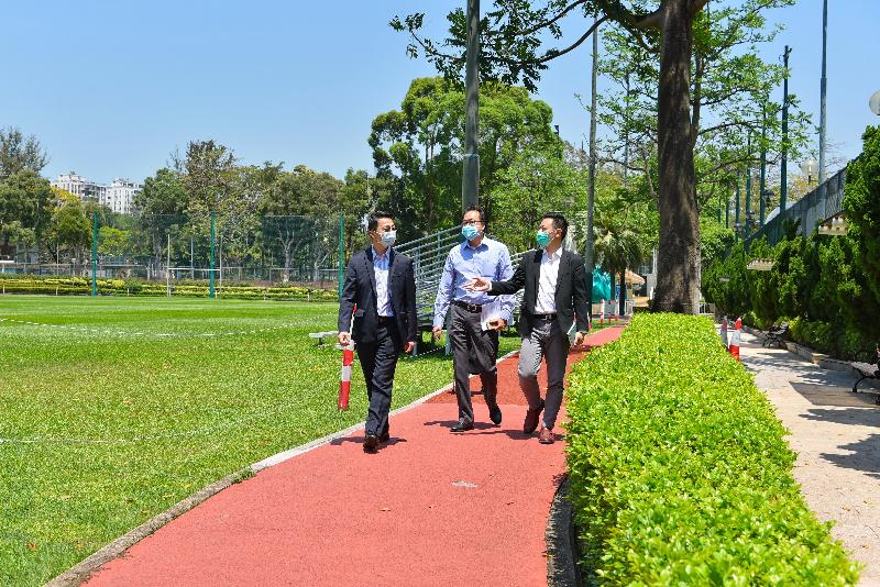 The Secretary for Home Affairs, Mr Caspar Tsui (first right), accompanied by the Director of Leisure and Cultural Services, Mr Vincent Liu (first left), visited the Hong Kong Central Library and Causeway Bay Sports Ground today (April 28) to learn more about the preparation work made by the Leisure and Cultural Services Department in reopening some of the facilities. Photo shows Mr Tsui and Mr Liu exchanging views on reopening the jogging track. 