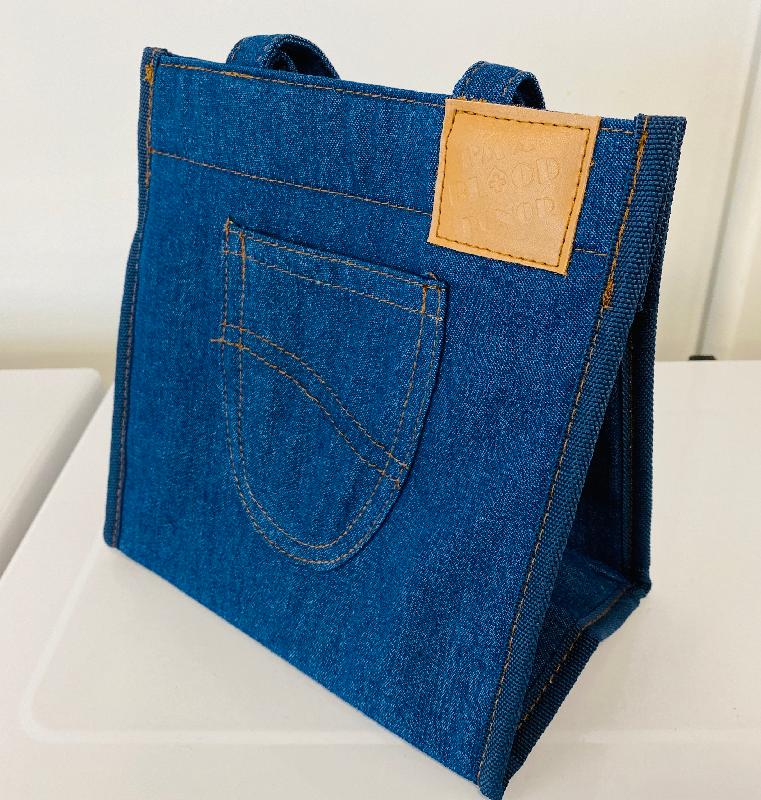 The Hong Kong Red Cross Blood Transfusion Service today (April 28) urgently appealed to members of the public to donate blood. All successful blood donors (till May 8) will receive an "I'm a blood donor" denim cooler bag, while stocks last.
