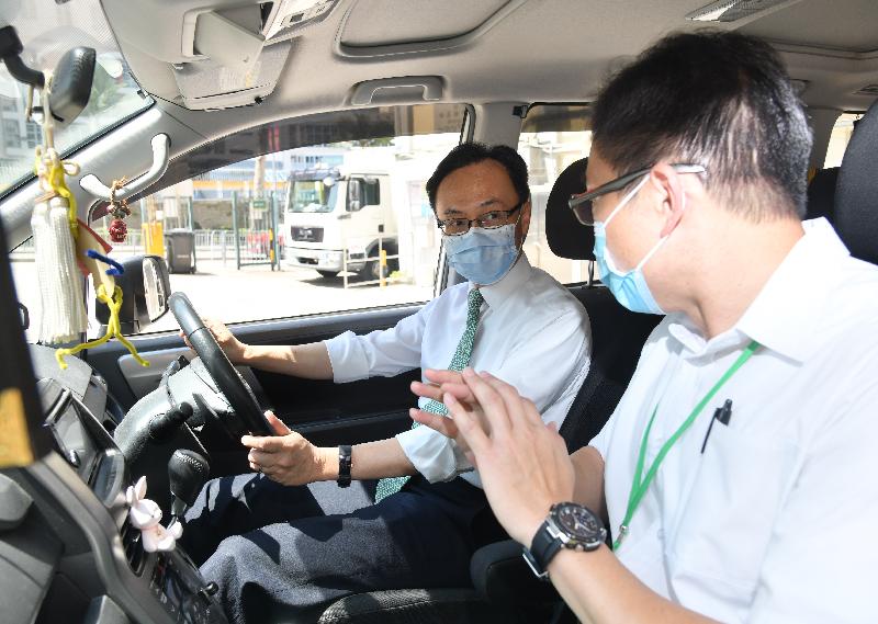 The Secretary for the Civil Service, Mr Patrick Nip, today (April 28) visited a Road Driving Test Centre in Ho Man Tin to learn more about the preparations made by the Transport Department for the resumption of driving tests. Photo shows Mr Nip (left) being briefed by a driving examiner on the infection control measures for conducting driving tests (road tests). 