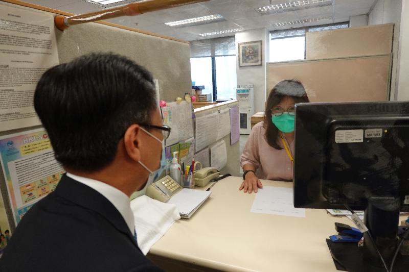 The Secretary for the Civil Service, Mr Patrick Nip, today (May 4) visited the Hong Kong East Job Centre of the Labour Department to inspect the department's resumption of public services. Photo shows Mr Nip (left) chatting with a front-line colleague to learn more about her work.