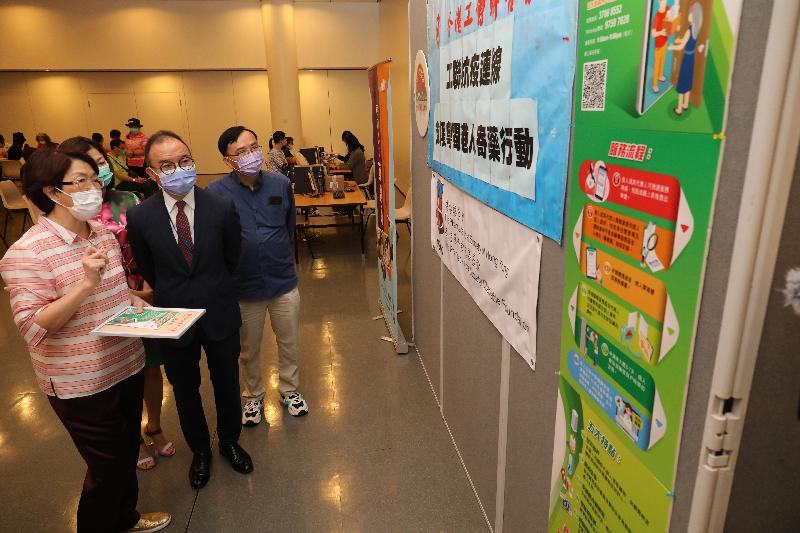 The Secretary for Constitutional and Mainland Affairs, Mr Erick Tsang Kwok-wai (centre), visited the temporary operation centre for the special scheme introduced for delivering prescription medications to Hong Kong people in Guangdong and Fujian with urgent medication needs this afternoon (May 4) to learn more about the operation of the scheme.