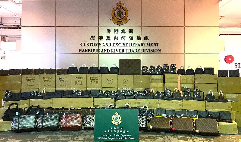 Hong Kong Customs yesterday (May 4) detected a counterfeit goods smuggling case at River Trade Terminal, Tuen Mun, and seized about 38 000 pieces of goods suspected to be involved in the case. The goods had an estimated market value of about $2.5 million. Photo shows the suspected counterfeit and smuggled goods.