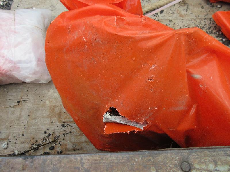 去年五月，环境保护署执法人员采取突击截查行动，期间发现一持牌化学废物收集商在运送石棉废物时，包装破损令石棉外露，对工人及市民造成严重健康风险。